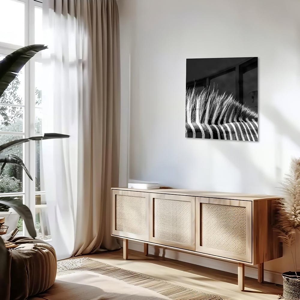 Een modern zwart-wit glazen schilderij met naadloze lijnen aan de muur.