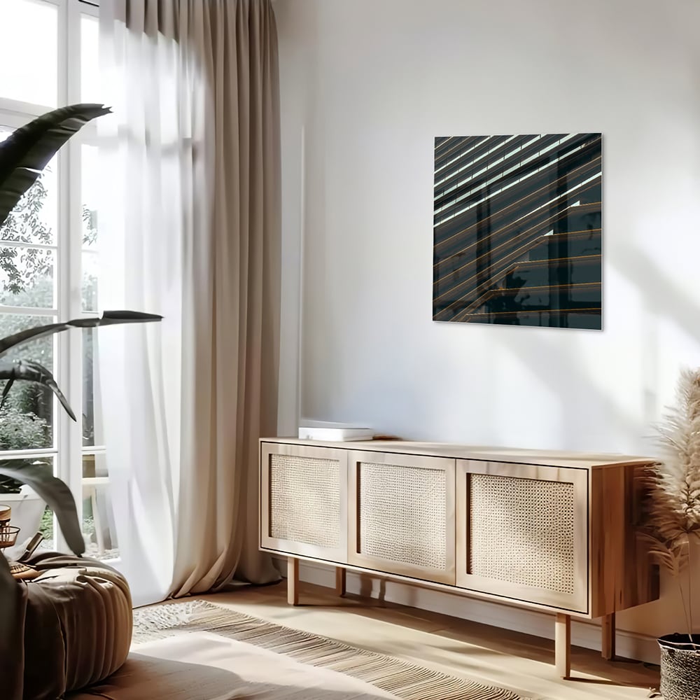Stijlvol glazen schilderij met zwarte lijnen aan de muur in een moderne woonkamer.