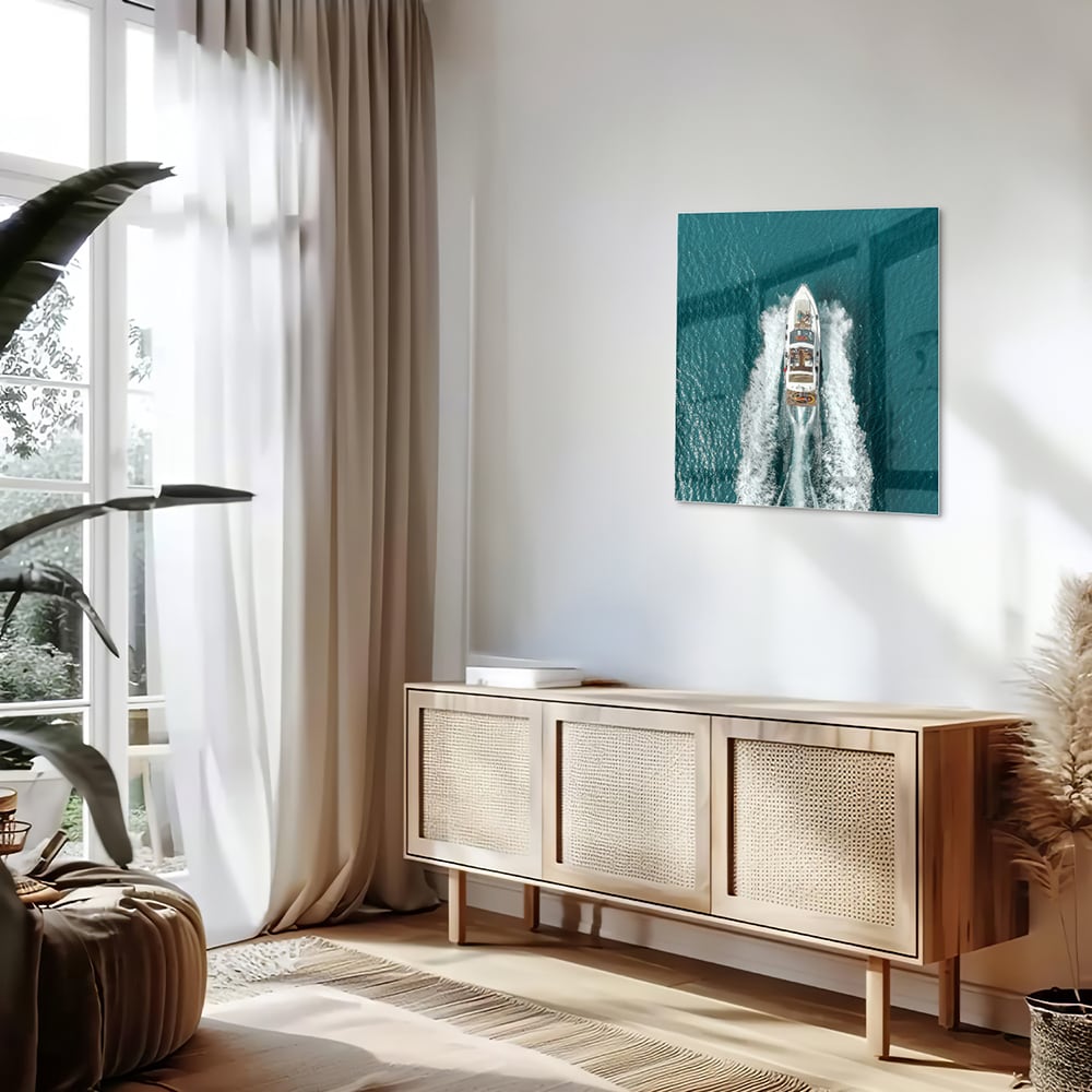 Glazen schilderij van een boot die door turquoise water vaart.