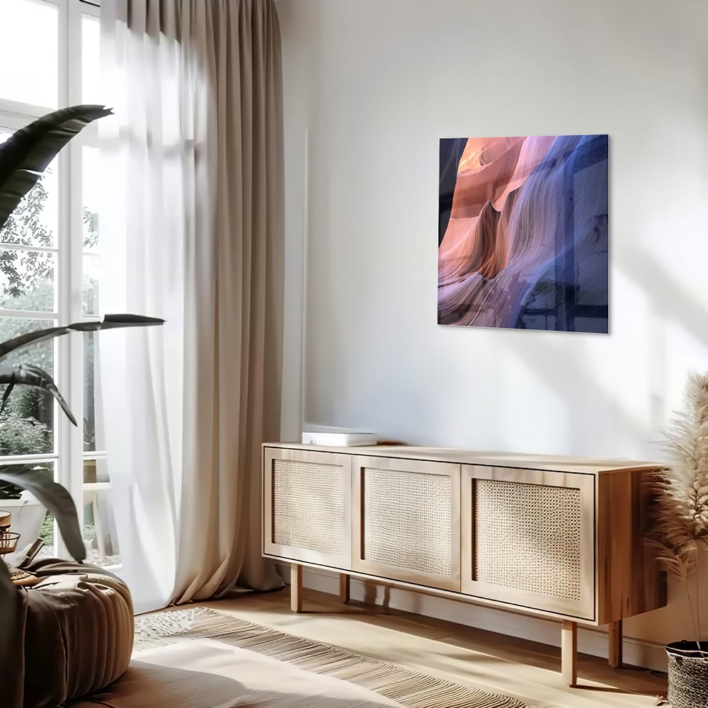 Abstract glazen schilderij met warme kleuren aan de muur