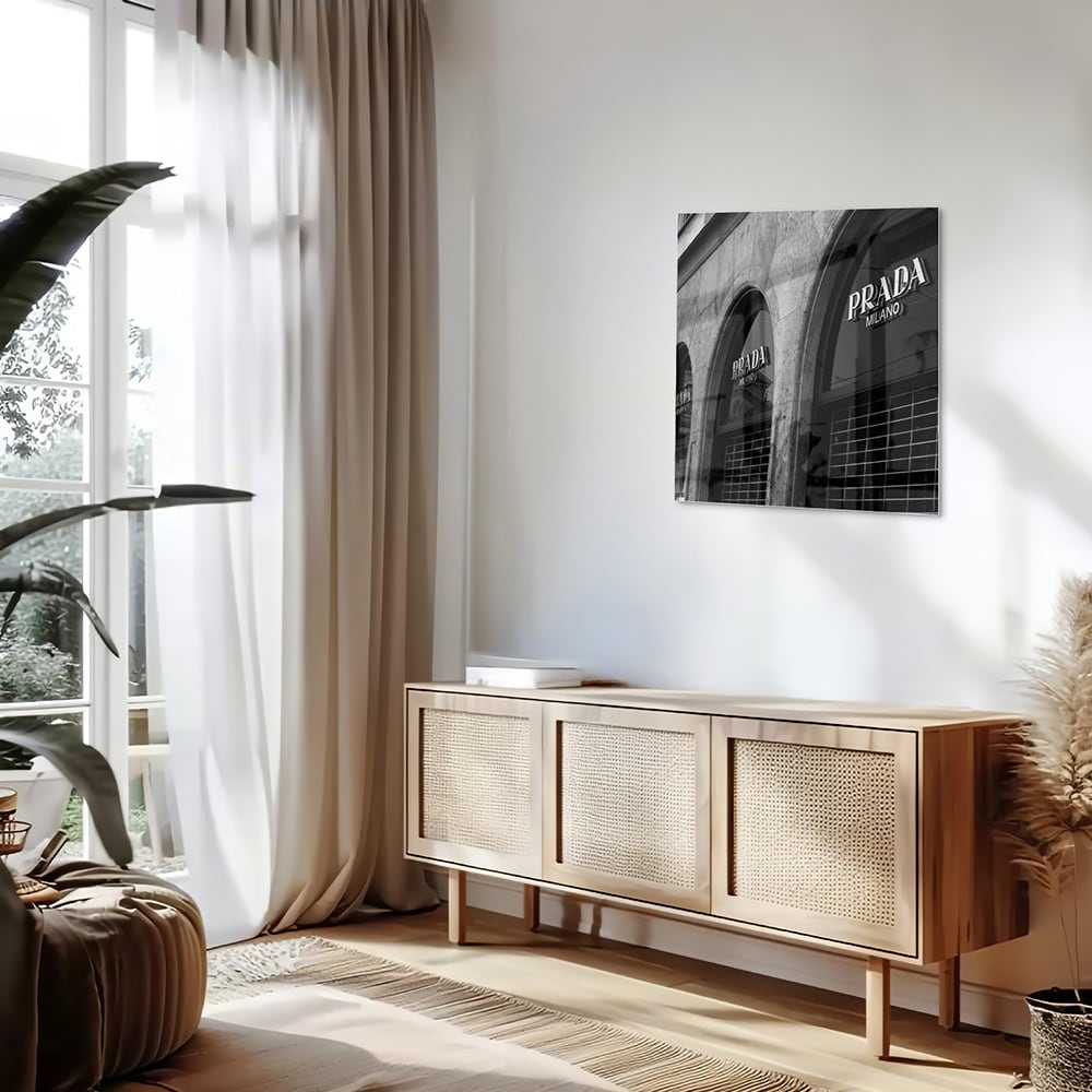 Glazen schilderij van een Prada etalage in zwart-wit, geschikt voor moderne interieurs.