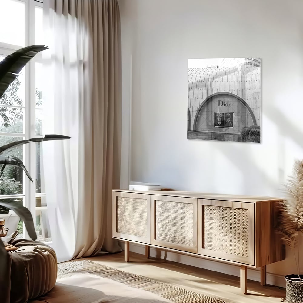 Glazen schilderij van de Dior etalage in zwart-wit, perfect voor interieurdecoratie