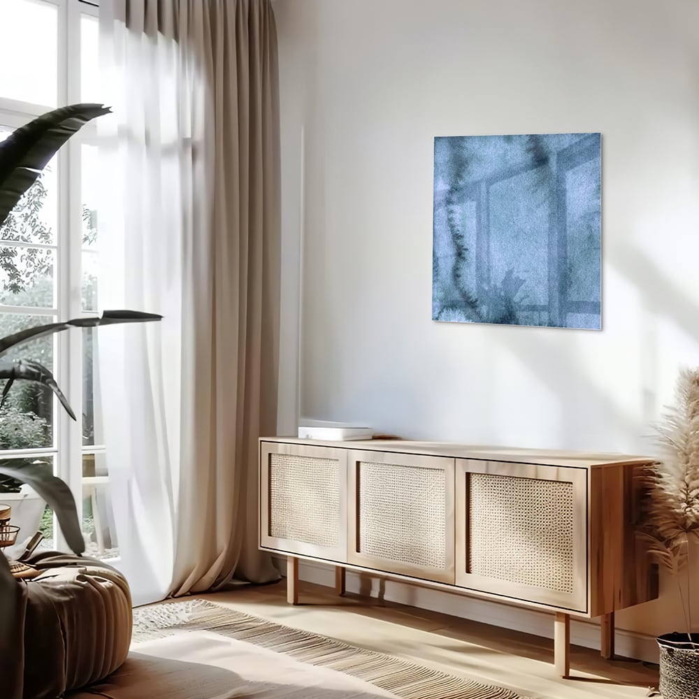 Blauw glazen schilderij aan de muur boven een houten kast in een elegant interieur.