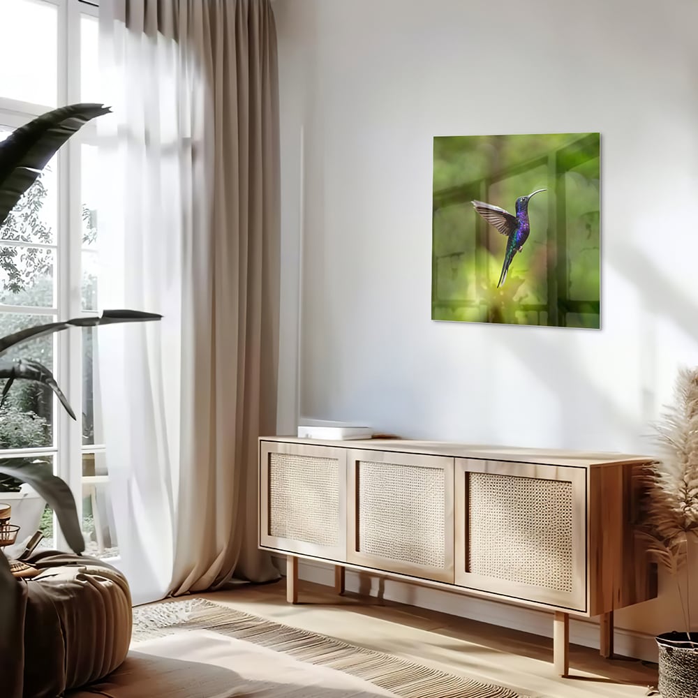 Een glazen schilderij van een kolibrie die vloog voor een groene achtergrond in een lichte kamer.