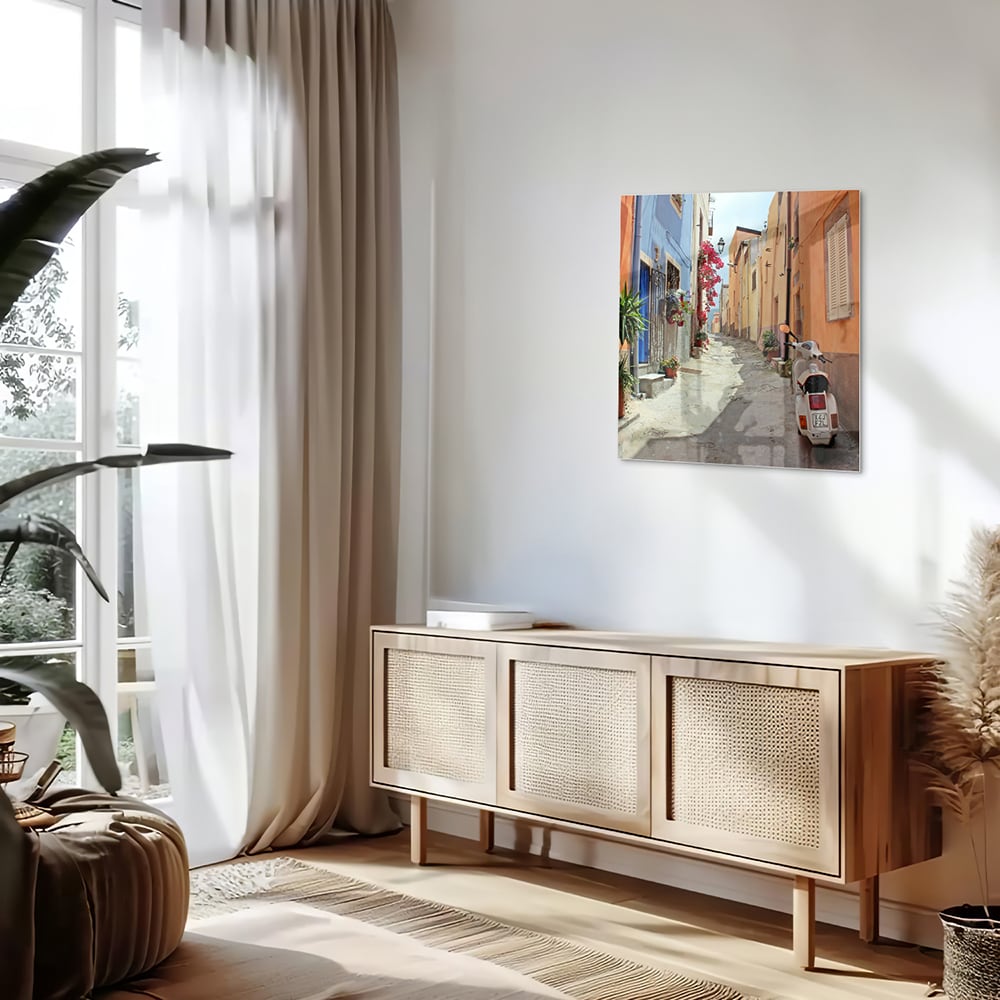 Glazen schilderij van een kleurrijke straat met een Vespa en bloeiende planten.