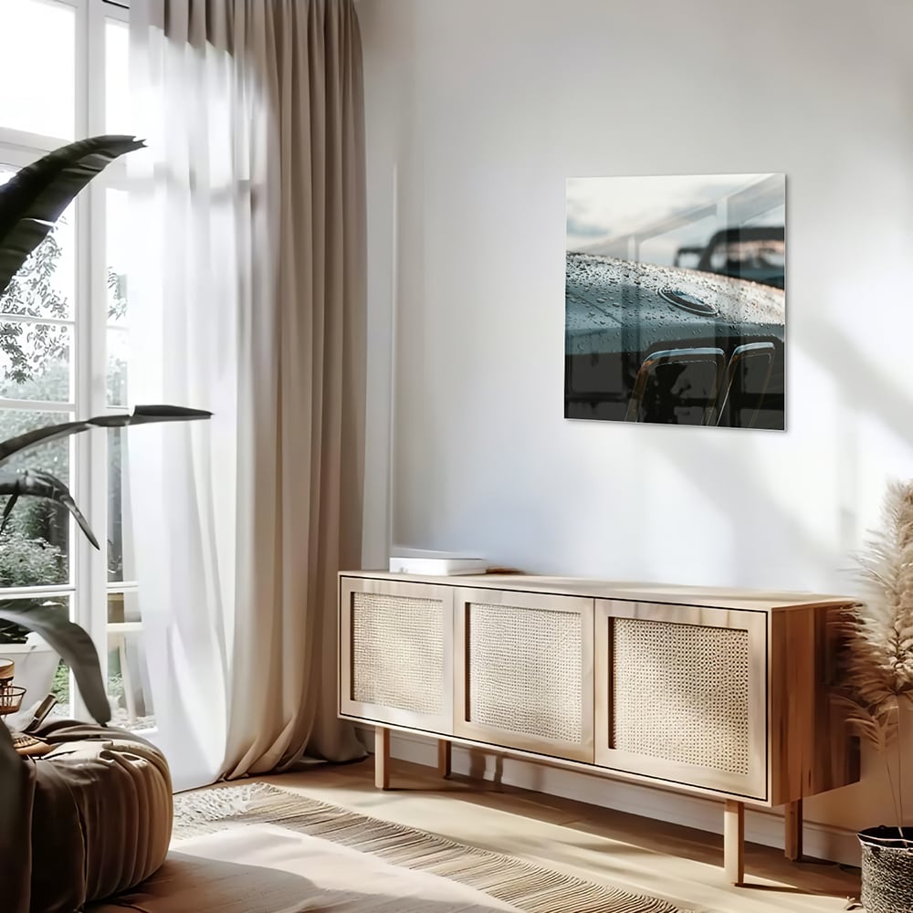 Glazen schilderij van een natte autoruit in een modern interieur