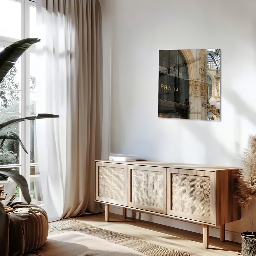 Glazen schilderij van een luxe boetiek met elegante details