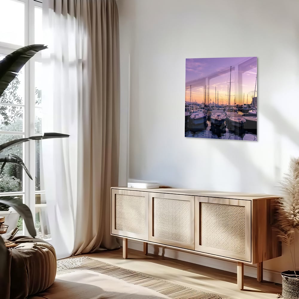 Glazen schilderij van een zonsondergang bij de haven met boten