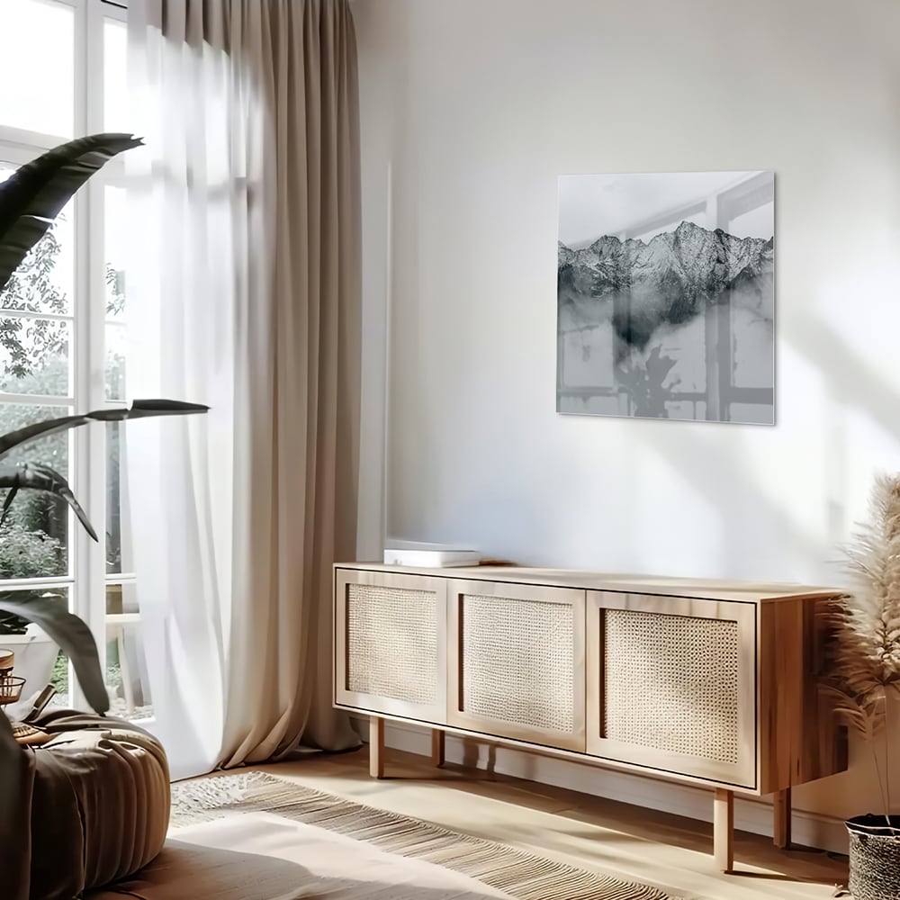 Glazen schilderij met bergen in zwart-wit, hangend aan de muur