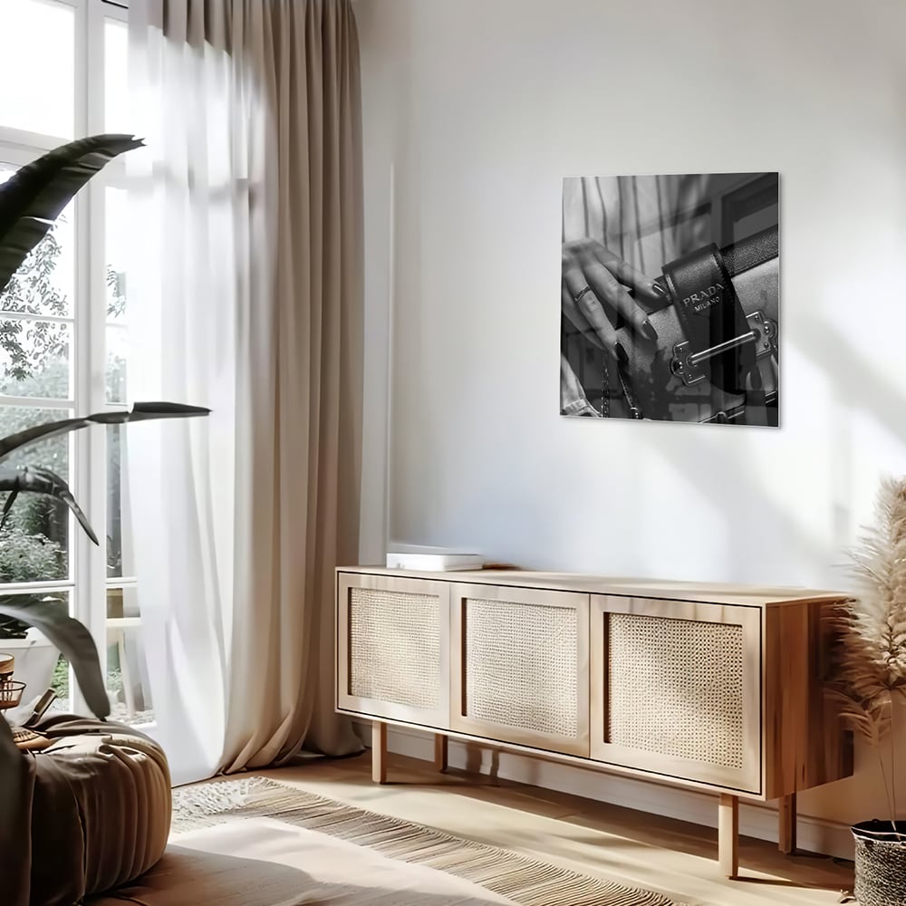 Glazen schilderij met close-up van luxe accessoires op een wand.