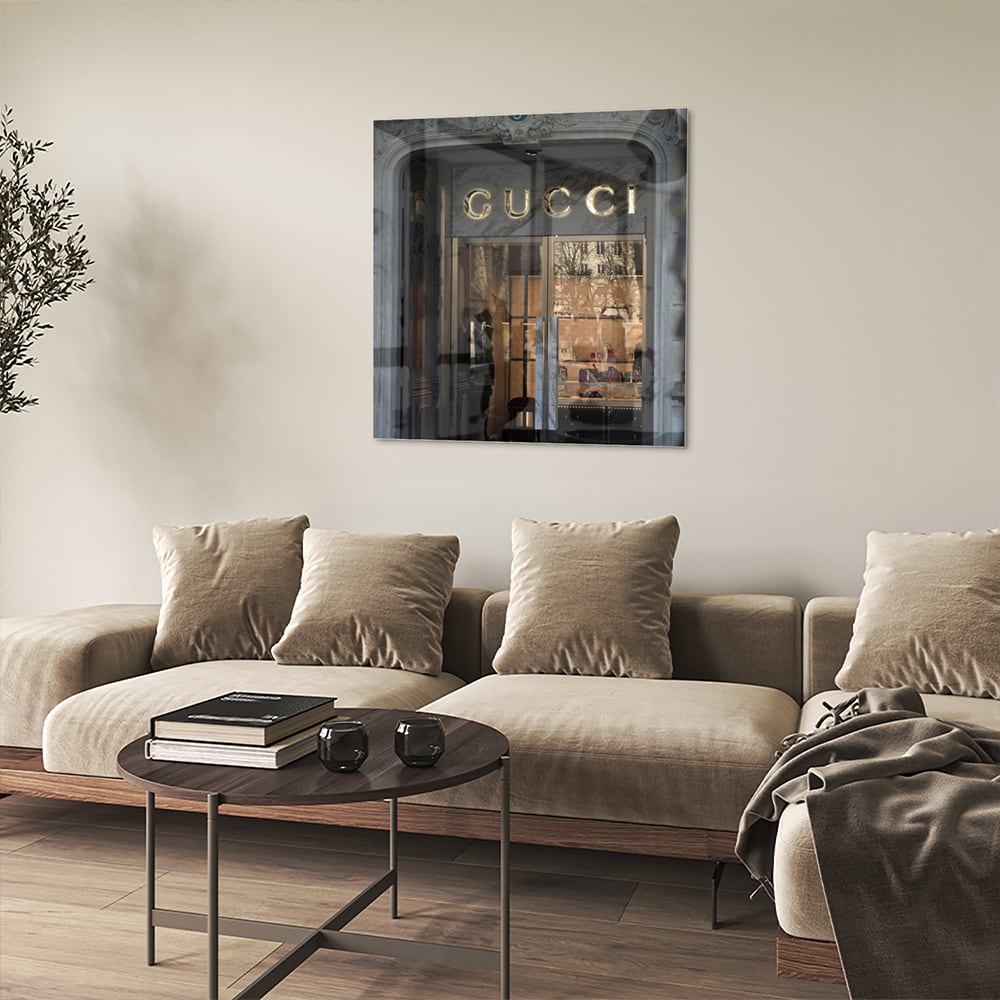 Elegant glazen schilderij van de Gucci etalage in een modern interieur.