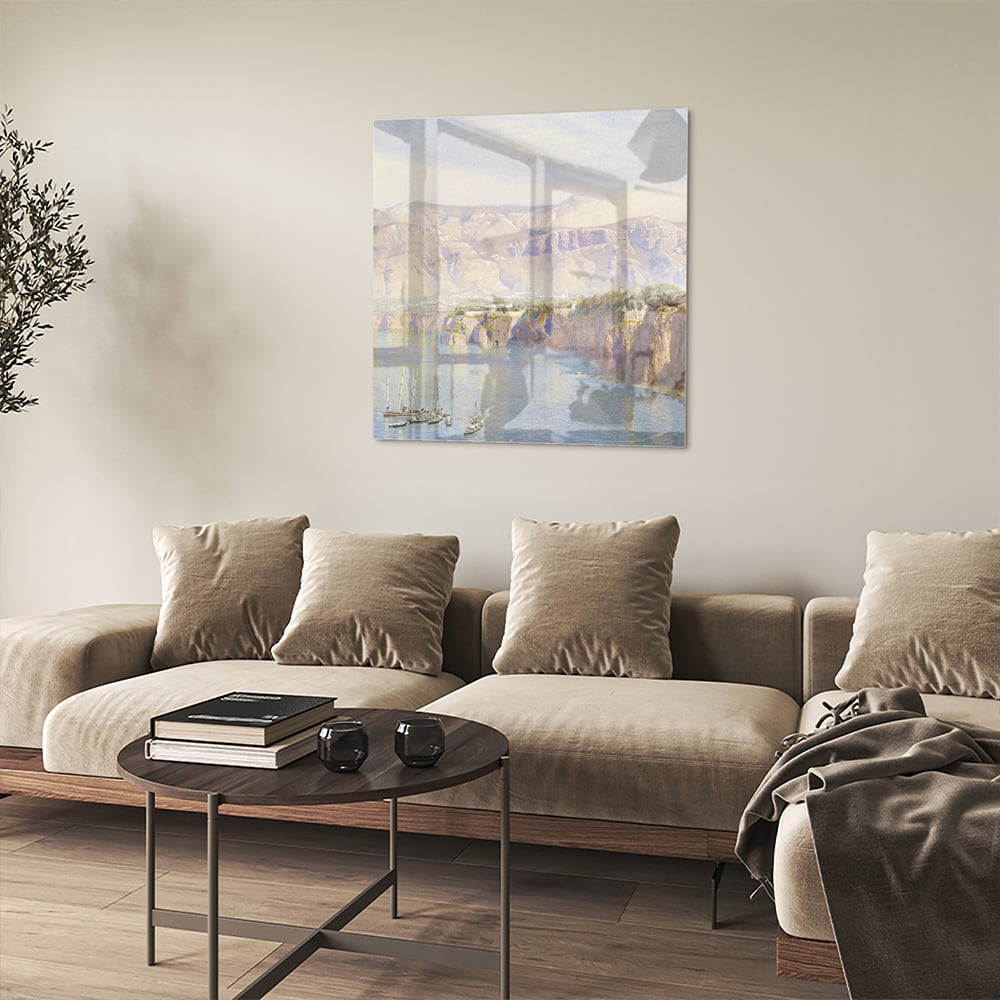 Glazen schilderij van een berglandschap met een rivier, hangend aan de muur.