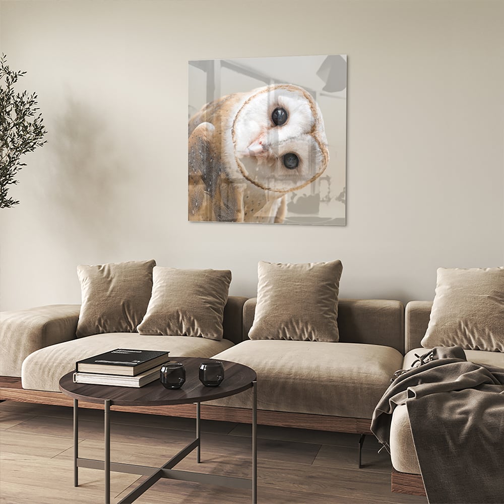 Glazen schilderij van een nieuwsgierige uil aan de muur in een moderne interieursetting.