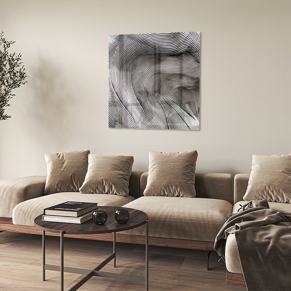 Abstract glazen schilderij met golvende lijnen in een lichte ruimte