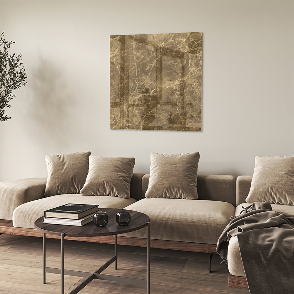 Goudkleurig glazen schilderij met marmer effect aan de muur