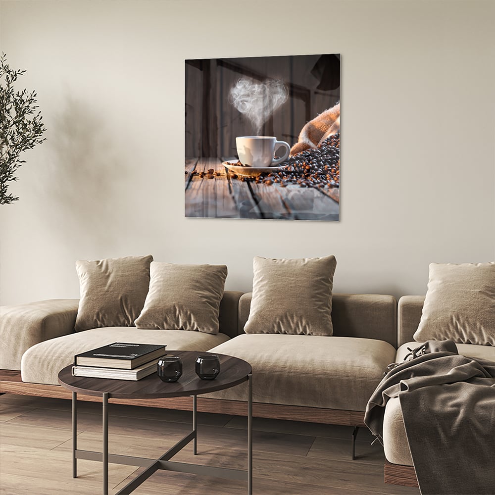 Glazen schilderij met een dampende kop koffie en koffiebonen op een houten tafel.