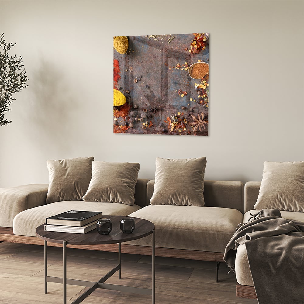 Een kleurrijk glazen schilderij met specerijen en kruiden, perfect voor keukeninrichting.