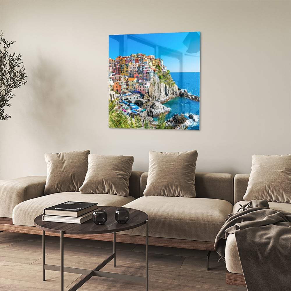 Glazen schilderij van een kleurrijke kustlijn met huizen aan de zee