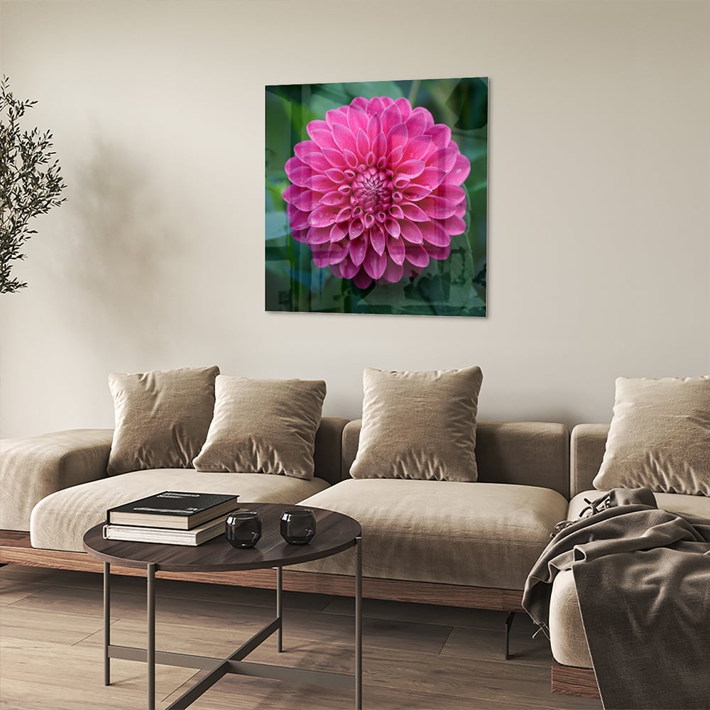 Glazen schilderij met een grote roze bloem, perfect voor wanddecoratie.