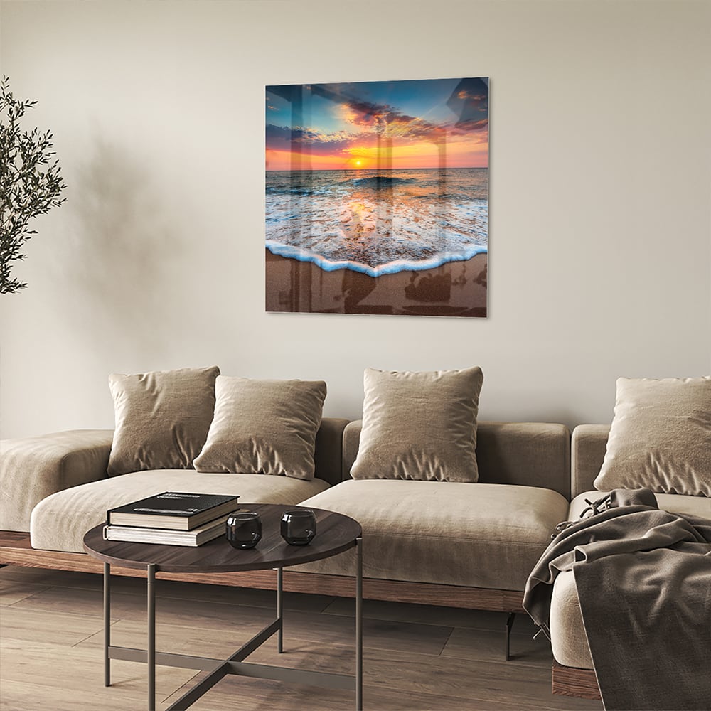 Glazen schilderij van een zonsondergang boven de zee met een warme kleurenpalet.