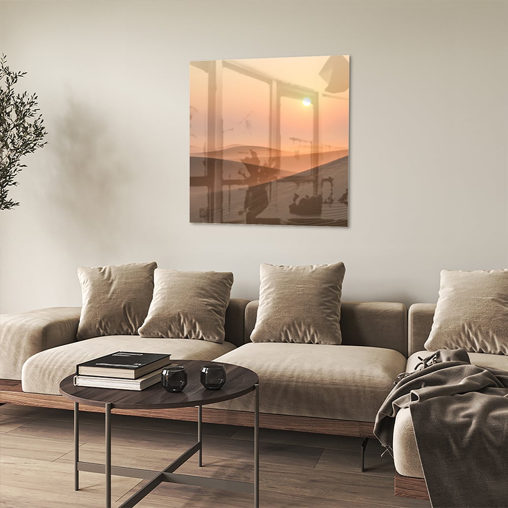 Glazen schilderij van een zonsondergang met warme kleuren in een modern interieur.