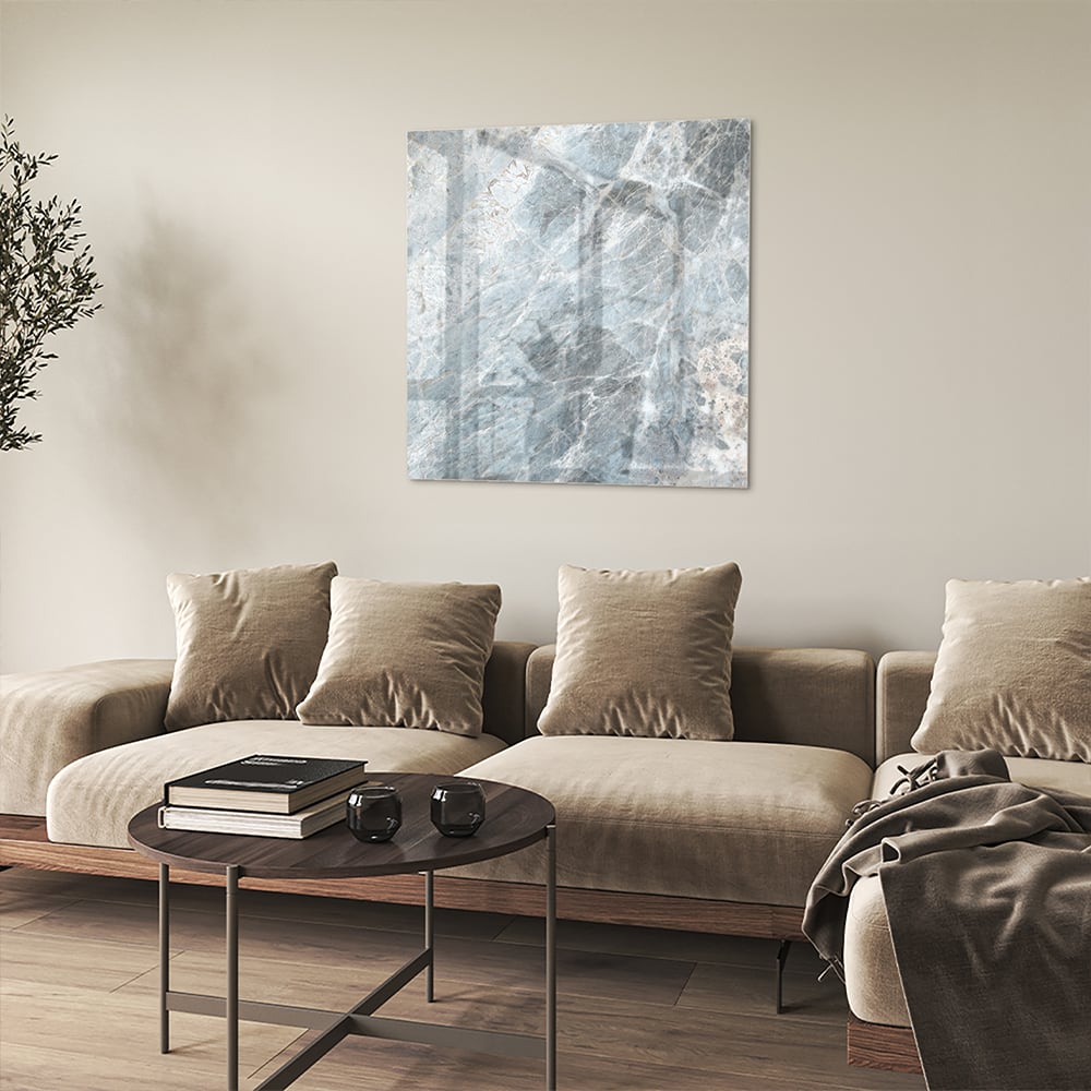 Uniek glazen schilderij met marmerlook in blauwtinten aan de muur