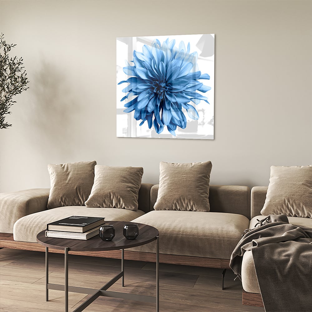 Glazen schilderij van een blauwe bloem in een moderne woonkamer