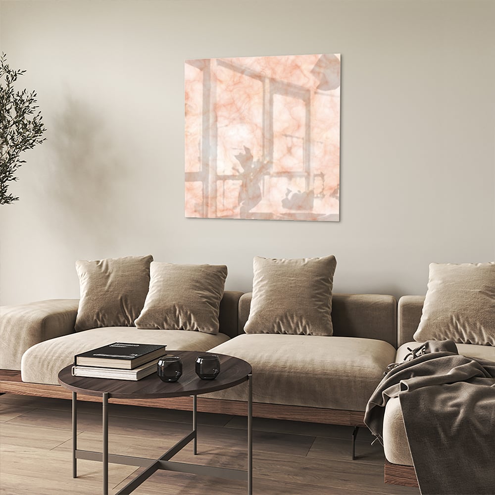 Lichtroze abstract glazen schilderij aan de muur boven een houten kast.