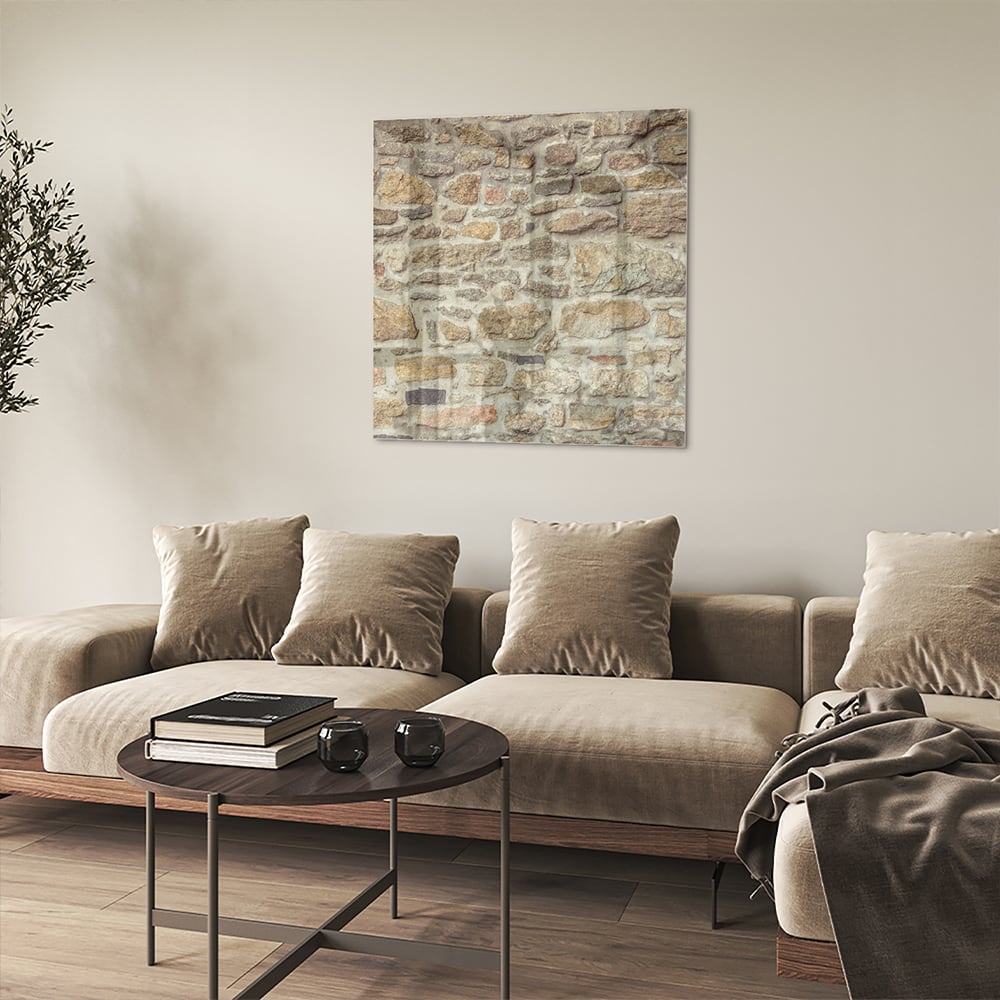 Glazen schilderij van een rustieke stenen muur in een lichte woonkamer.