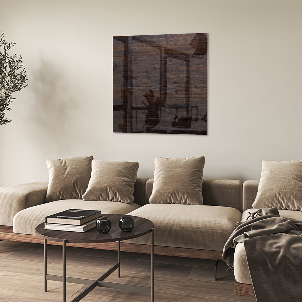 Stijlvol glazen schilderij in warme houttinten aan de muur