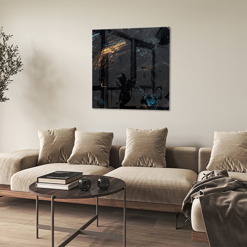 Abstract glazen schilderij met gouden en zwarte accenten aan de muur.