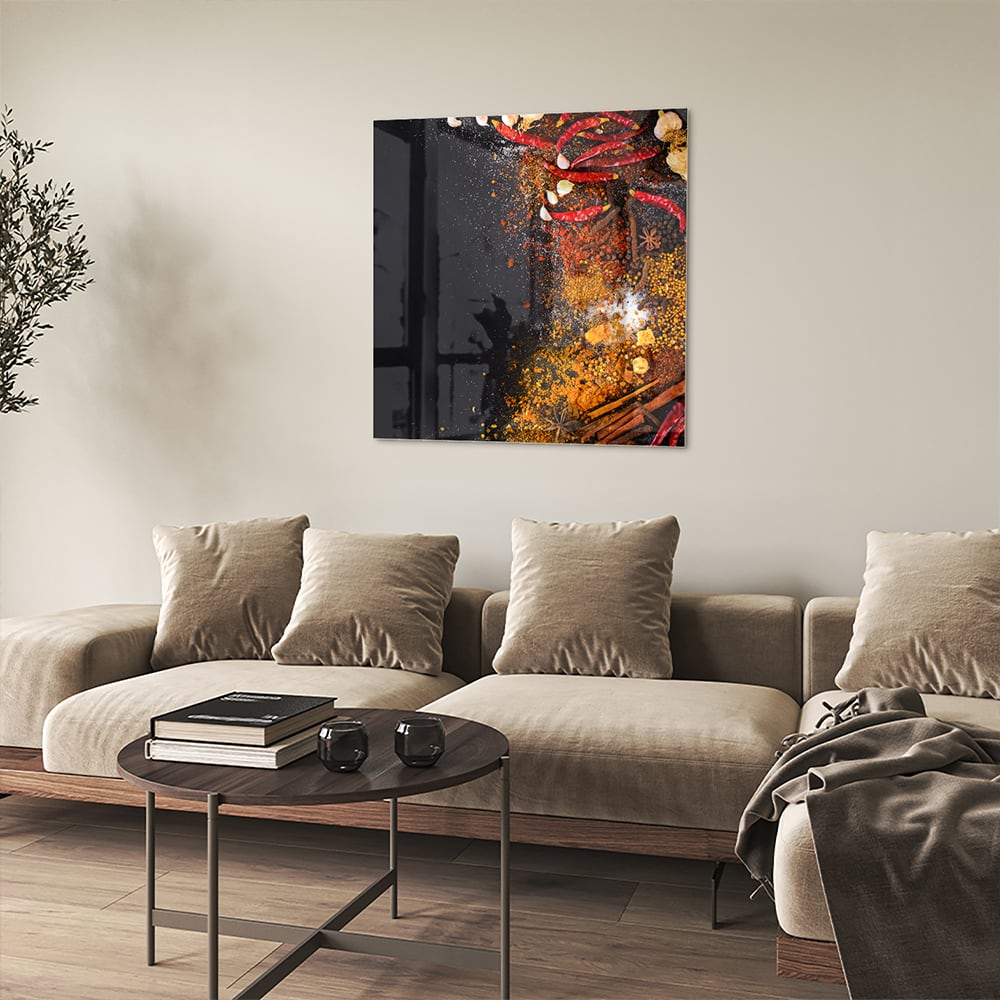 Abstract glazen schilderij met warme kleuren hangt aan de muur