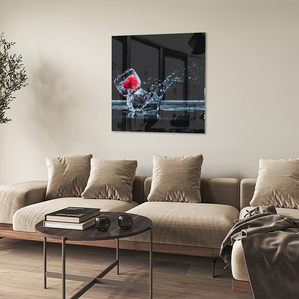 Glazen schilderij van een aardbei die in een glas valt met water splash