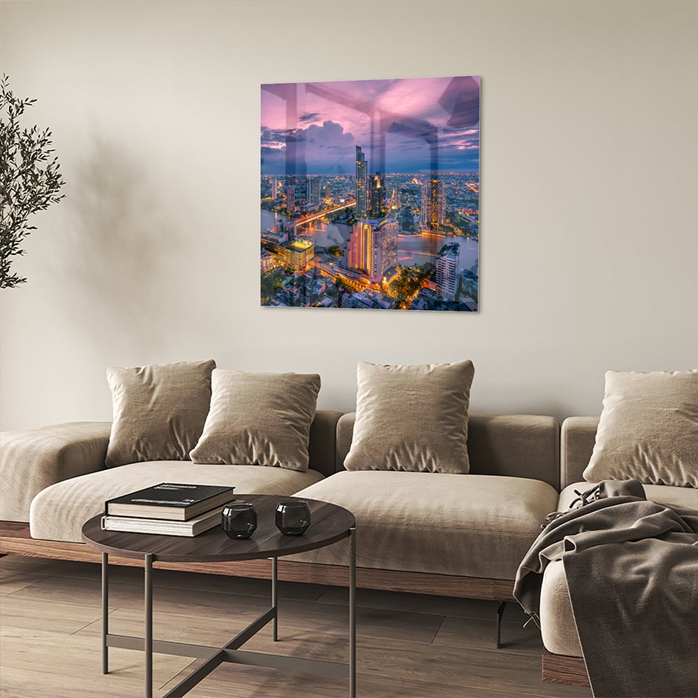 Glazen schilderij van een stad met avondlicht, perfect voor in huis.