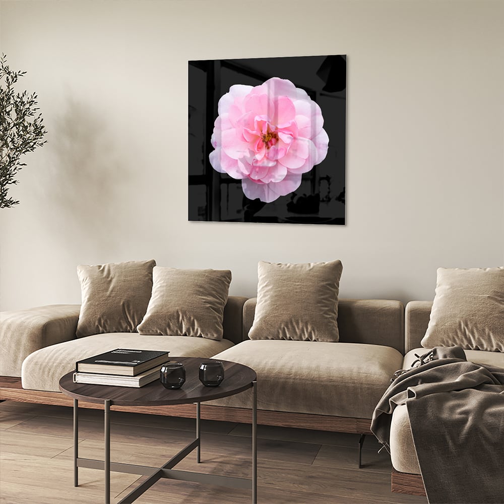 Glazen schilderij van een roze bloem op zwart glas, geschikt voor moderne interieurs.