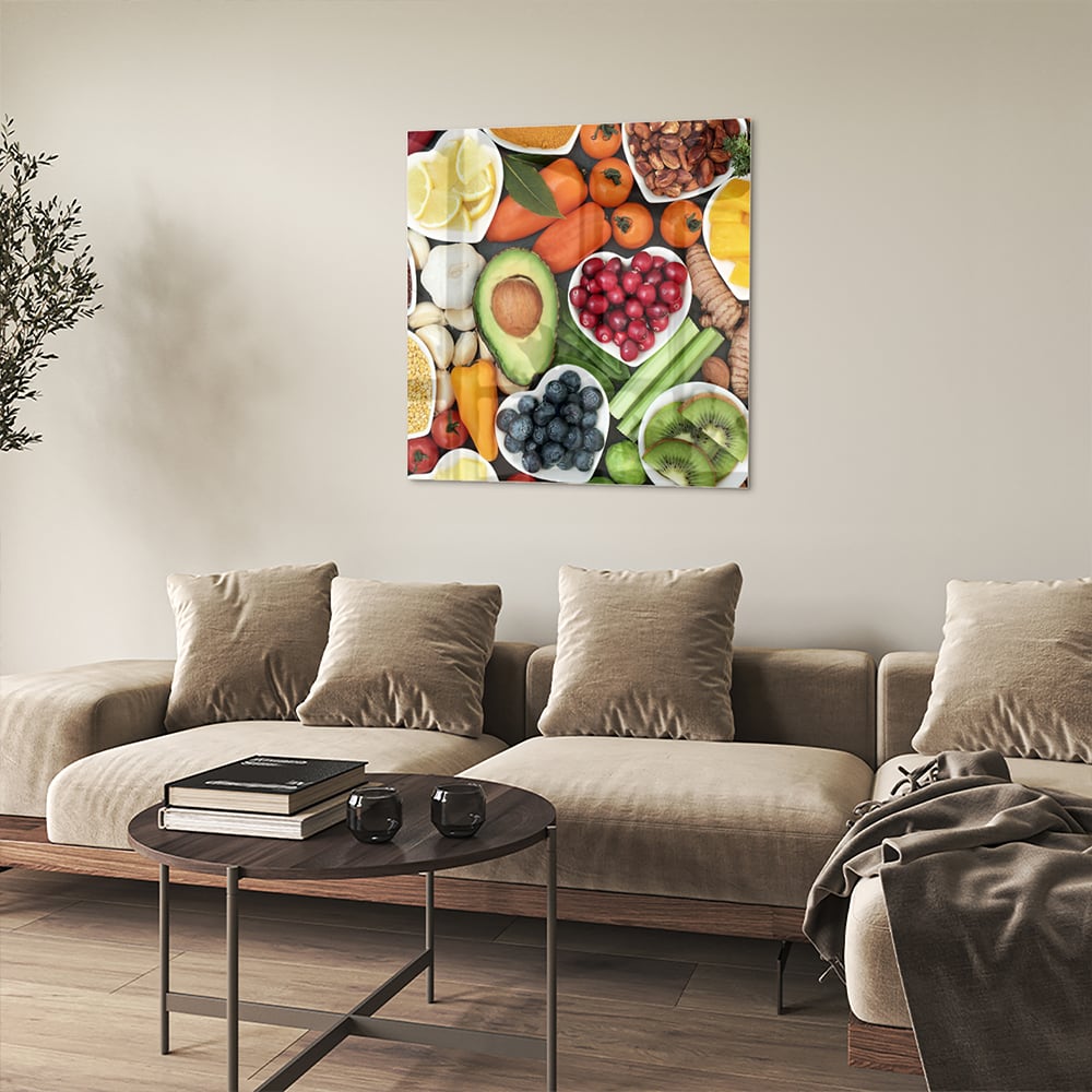Glazen schilderij met een kleurrijke schikking van fruit en noten.