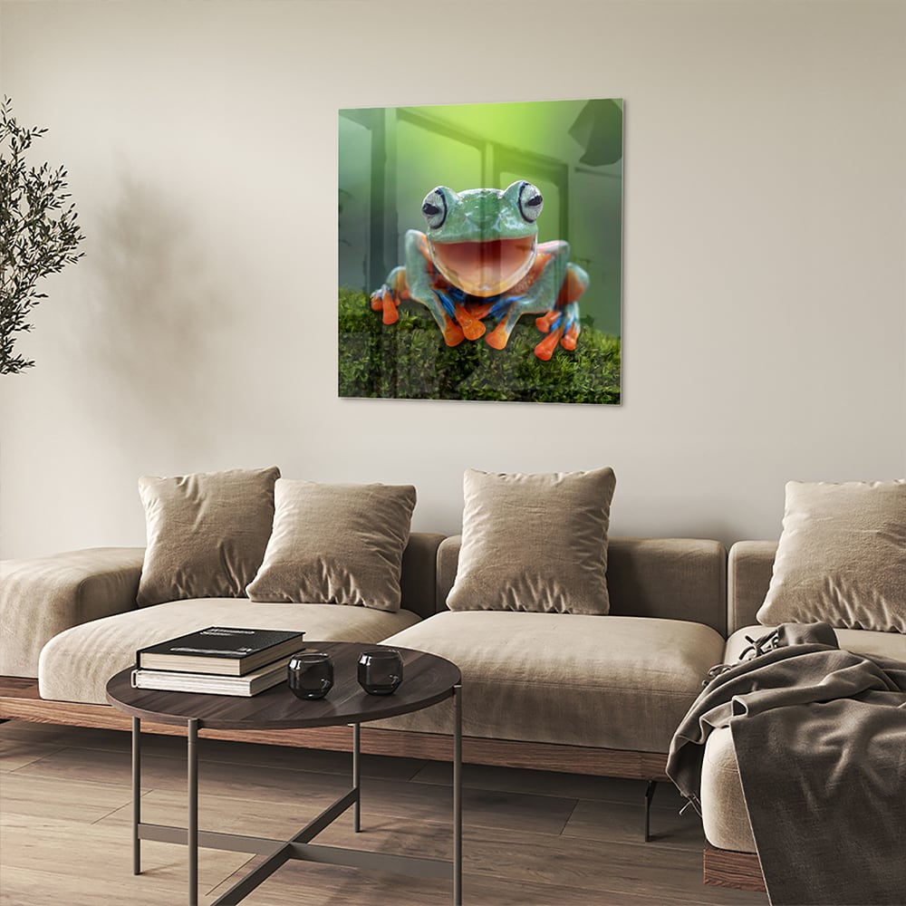 Glazen schilderij van een vrolijke boomkikker op een groene achtergrond