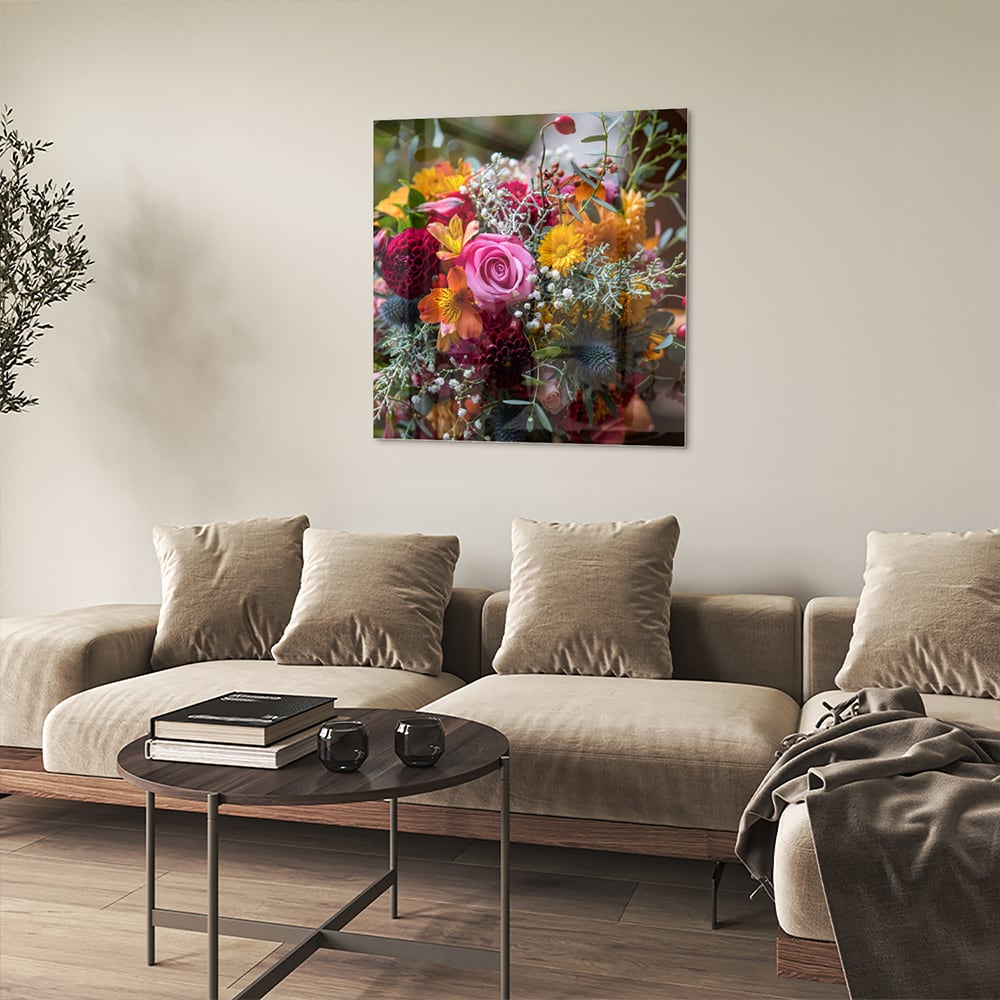 Glazen schilderij met een kleurrijk boeket bloemen aan de muur