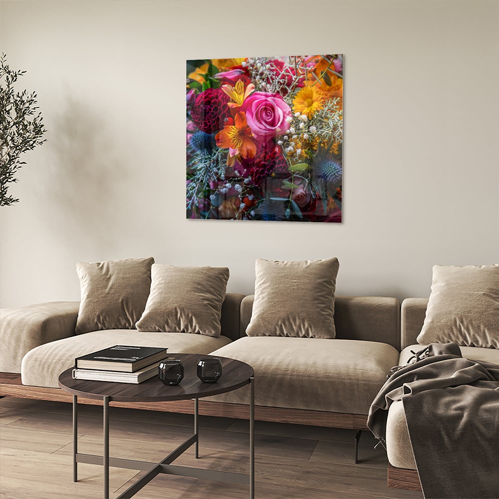 Glazen schilderij met een kleurrijke bloemenmix, inclusief rozen en andere bloemen.