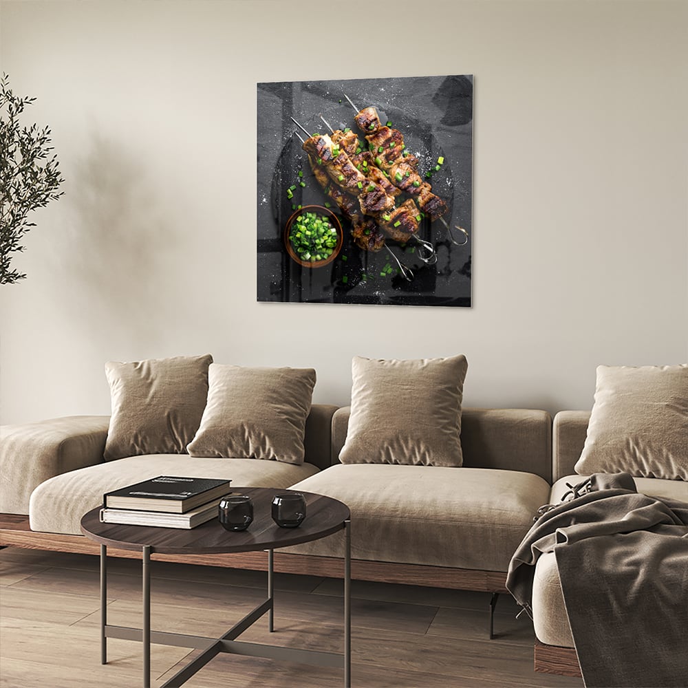 Glazen schilderij met kebabs op een zwarte achtergrond, perfect voor keuken decoratie.