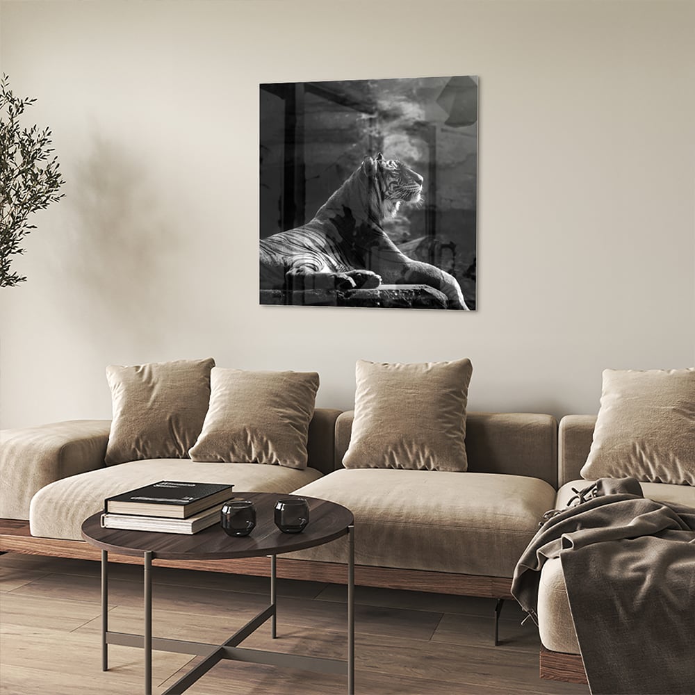 Glazen schilderij van een majestueuze tijger in zwart-wit