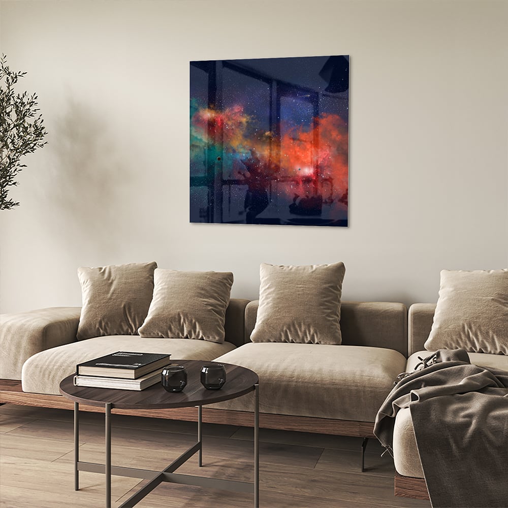 Glazen schilderij van een sterrenstelsel in levendige kleuren aan de muur.