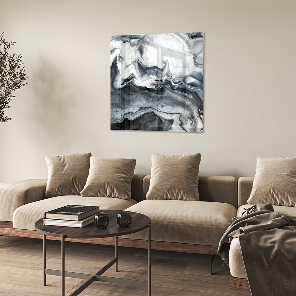 Abstract glazen schilderij met grijze en witte tinten aan de muur.