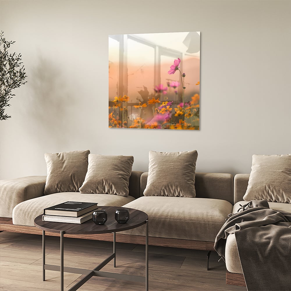 Glazen schilderij met kleurrijke bloemen tegen een pastelachtergrond.