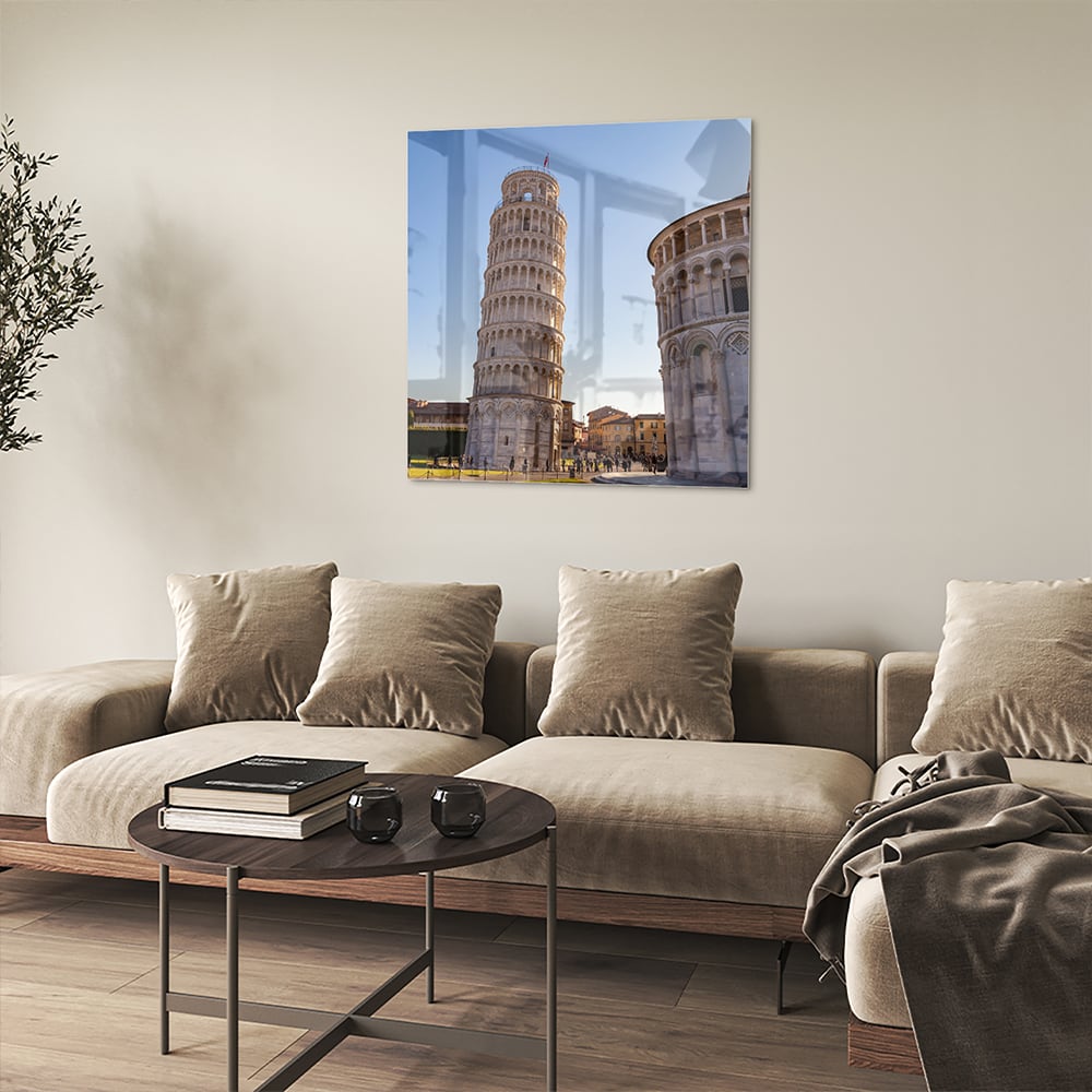 Glazen schilderij van de Toren van Pisa in een stijlvolle woonkamer.
