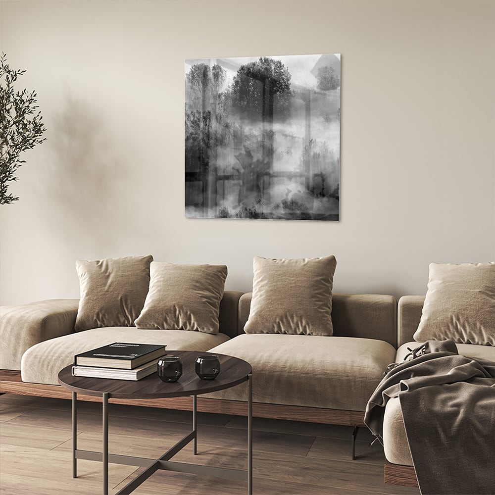 Glazen schilderij met een abstract zwart-wit landschap van bomen in de mist.