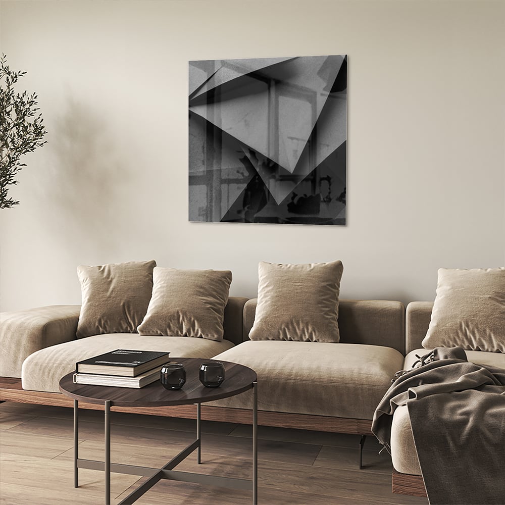 Modern glazen schilderij met een geometrisch zwart-wit ontwerp aan de muur.