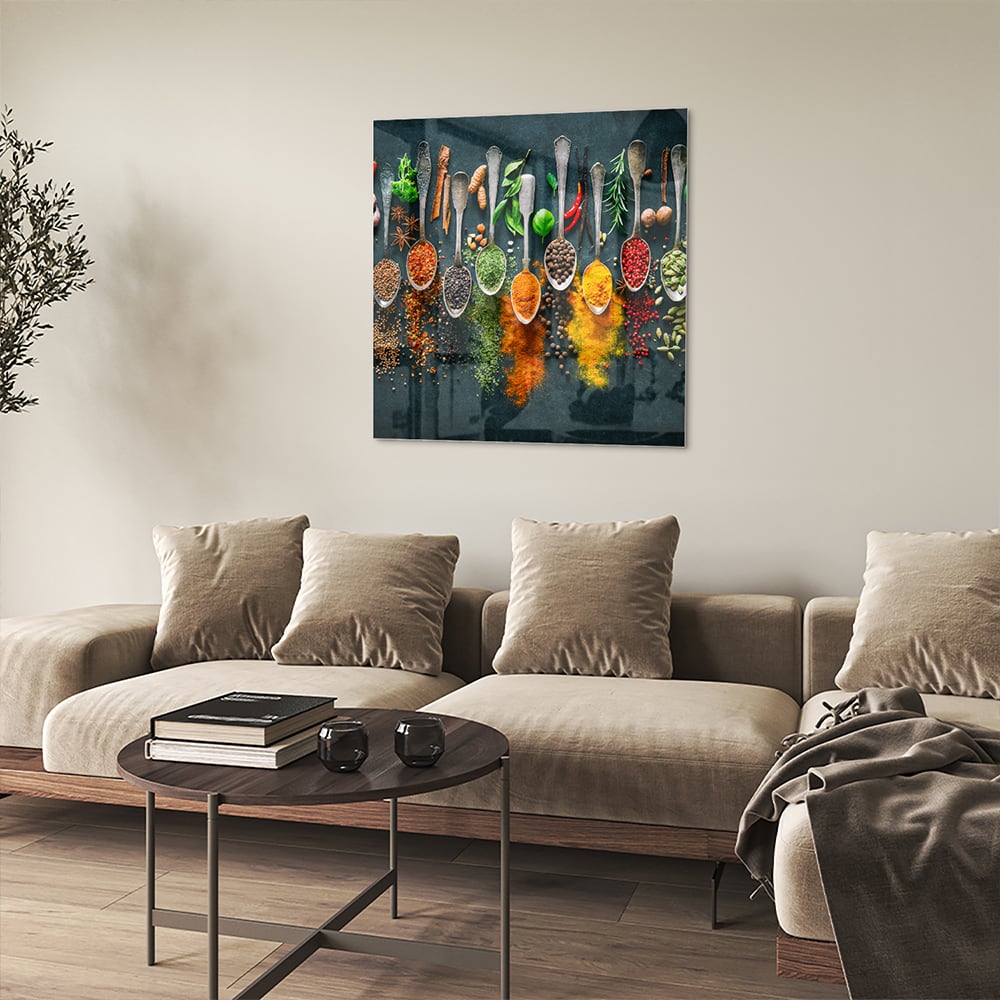 Glazen schilderij met een assortiment kleurrijke specerijen en kruiden, perfect voor keukeninrichting.