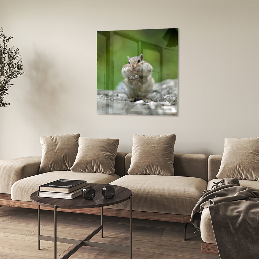 Glazen schilderij van een eekhoorn met een noot in zijn hand