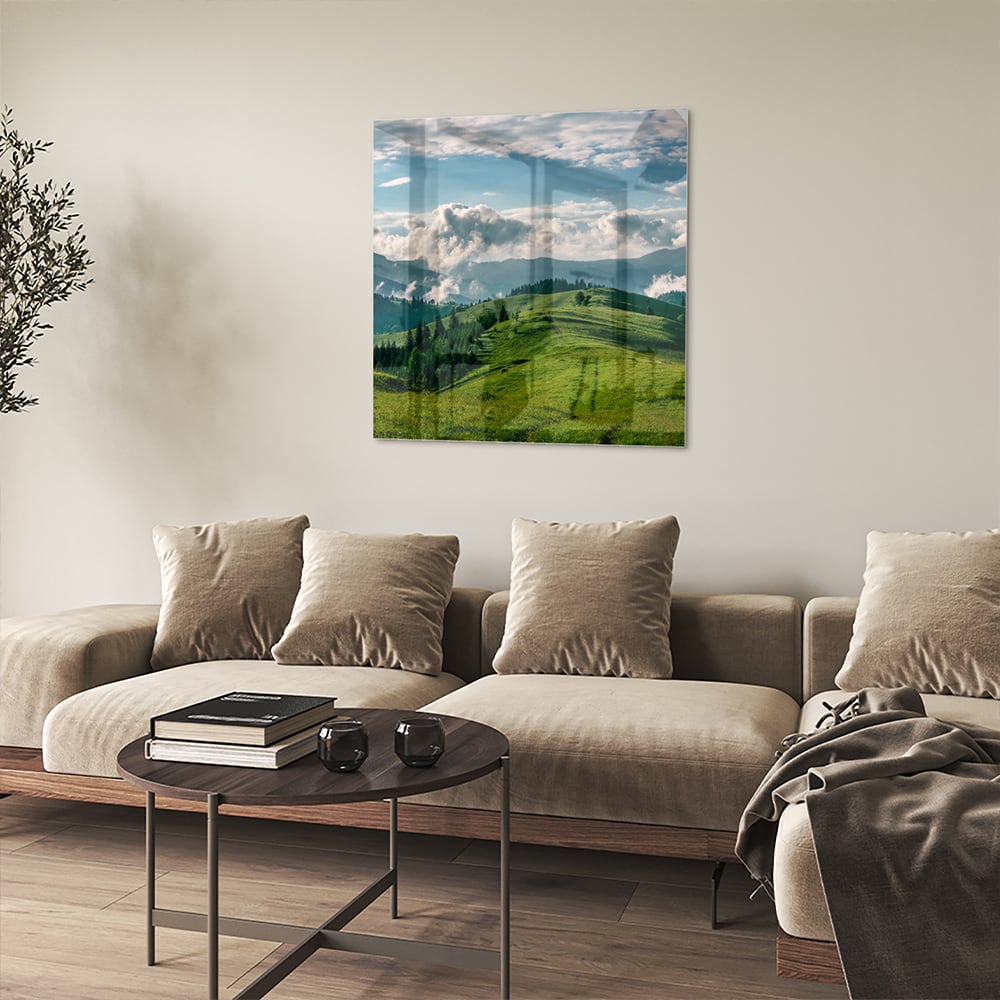 Glas schilderij van een prachtig berglandschap met groene heuvels en bergen.